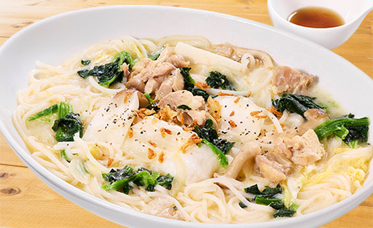 チキンと冬野菜の白いスープヌードル