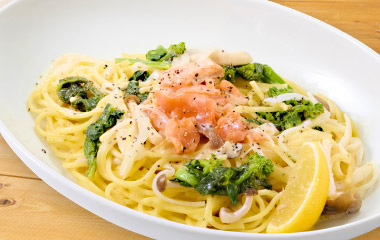 スモークサーモンのレモンクリームパスタ